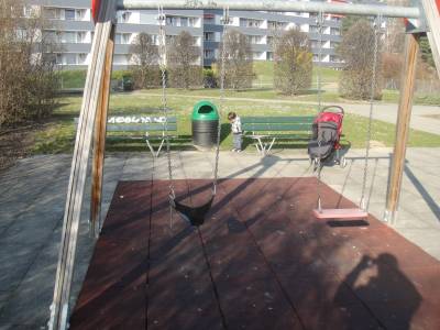 Balan�oires sur la place de jeux pour enfants Bergi�res � Lausanne