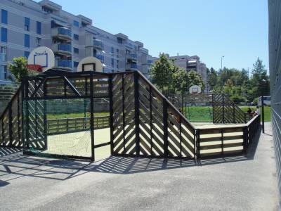 Terrain de football - basket sur la place de jeux pour enfants Boveresses multi-jeux � Lausanne