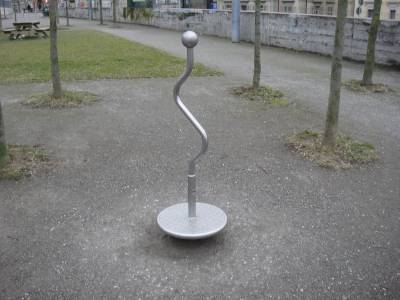 Jeu d'�quilibre sur la place de jeux pour enfants Brouette (parc), ancienne gares du LEB � Lausanne