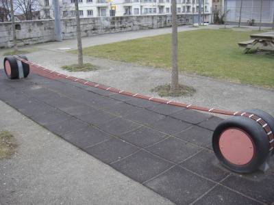 Jeu d'�quilibre sur la place de jeux pour enfants Brouette (parc), ancienne gares du LEB � Lausanne