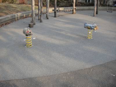 Bascules � ressort sur la place de jeux pour enfants Ch�teau de Beaulieu � Lausanne
