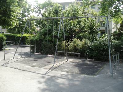 Balan�oires sur la place de jeux pour enfants Ch�teau de Bethusy � Lausanne
