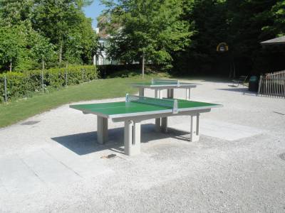 Tables de ping-pong sur la place de jeux pour enfants Ch�teau de Valency � Lausanne