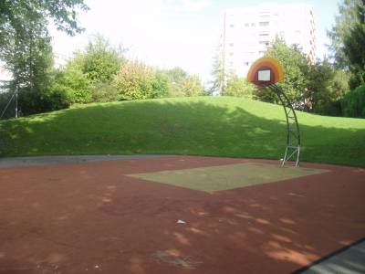 Terrain de basket sur la place de jeux pour enfants Champ du Grand-Ch�ne � Lausanne