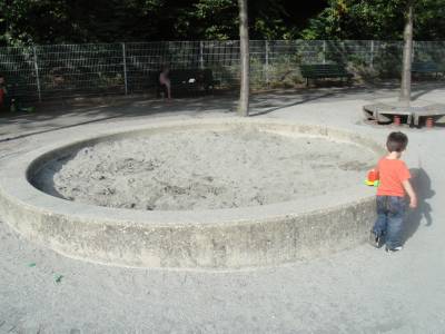 Bac � sable sur la place de jeux pour enfants Chandieu � Lausanne
