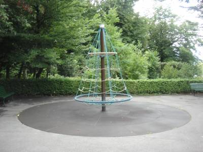 Arbre � grimper tournant sur la place de jeux pour enfants Denantou parc � Lausanne