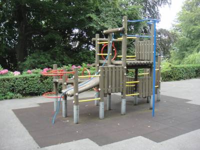Engin de grimpe sur la place de jeux pour enfants Denantou parc � Lausanne