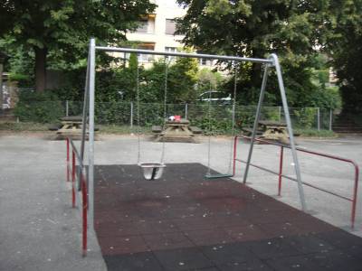 Balan�oires sur la place de jeux pour enfants Faverges � Lausanne