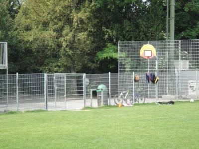 Terrain de basket sur la place de jeux pour enfants Mon-Repos nord - Secr�tan � Lausanne