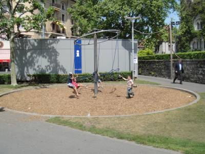 Arbre � grimper tournant sur la place de jeux pour enfants Ouchy � Lausanne