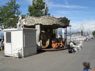 Carrousel (payant) en �t� sur la place de jeux pour enfants Ouchy � Lausanne
