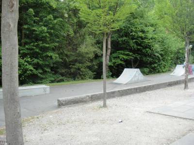 Rampe de skateboard sur la place de jeux pour enfants Parc du Boisy � Lausanne