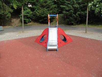 Toboggan sur la place de jeux pour enfants Parc du Boisy � Lausanne
