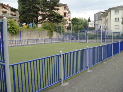 Terrain de basket - football sur la place de jeux pour enfants Pierrefleur, coll�ge - Boisy � Lausanne
