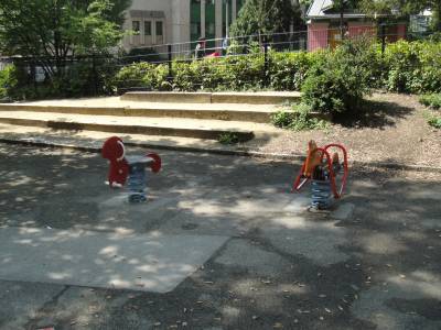 Bacules � ressort sur la place de jeux pour enfants Place du Nord � Lausanne