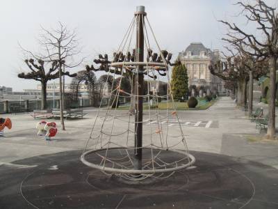 Engin de grimpe sur la place de jeux pour enfants Promenade de Derri�re-Bourg � Lausanne