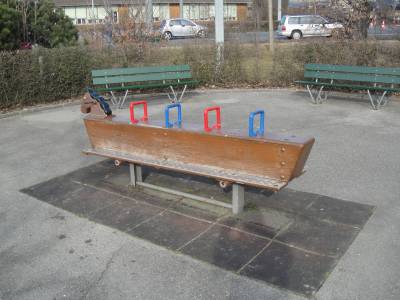 Bascule � poutre sur la place de jeux pour enfants Promenade de la Bl�cherette � Lausanne