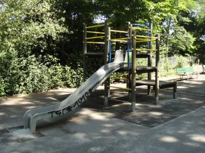 Engin de grimpe avec toboggan sur la place de jeux pour enfants Promenade de La Sallaz � Lausanne