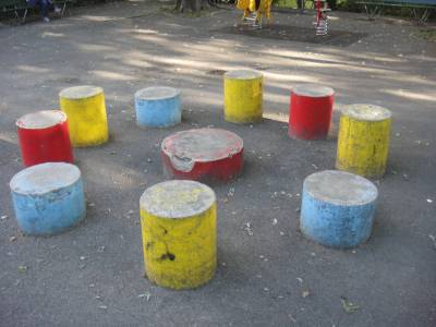 Jeu d'�quilibre sur la place de jeux pour enfants Promenade du Pont-de-Chailly � Lausanne