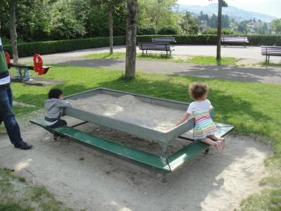Bac � sable sur la place de jeux pour enfants Propri�t� de la Gottettaz � Lausanne