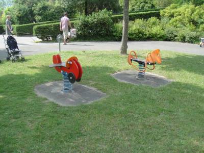 Bascules � ressort sur la place de jeux pour enfants Propri�t� de la Gottettaz � Lausanne
