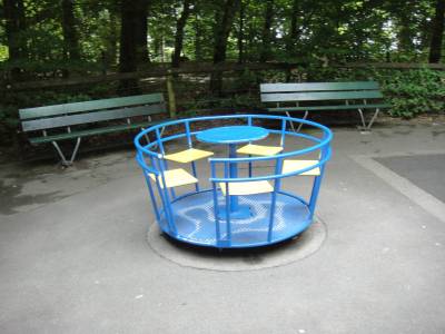 Tourniquet sur la place de jeux pour enfants Sauvabelin, lac � Lausanne