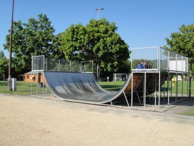 Rampe de skateboard sur la place de jeux pour enfants Terrains de sport de la Bl�cherette � Lausanne