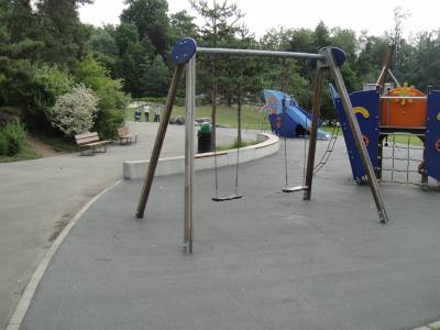 Balan�oires sur la place de jeux pour enfants Vall�e de la Jeunesse � Lausanne