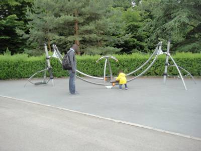 Jeu d'�quilibre sur la place de jeux pour enfants Vall�e de la Jeunesse � Lausanne